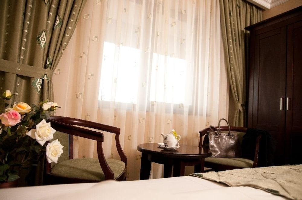Hotel Rapsodia City Center Botoşani エクステリア 写真