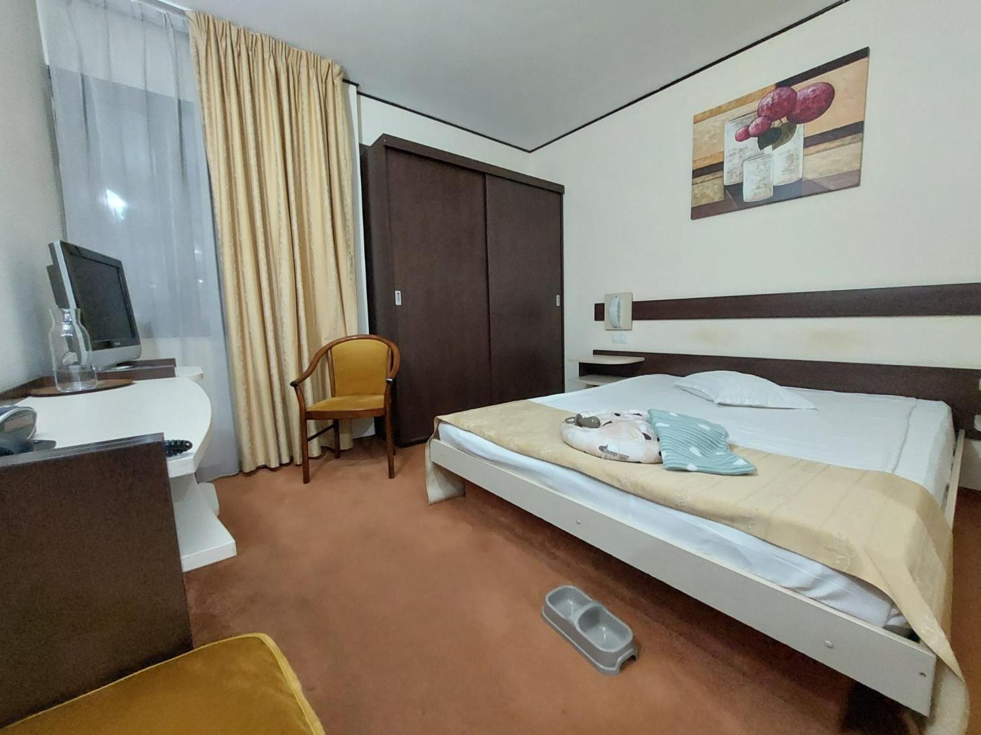 Hotel Rapsodia City Center Botoşani エクステリア 写真