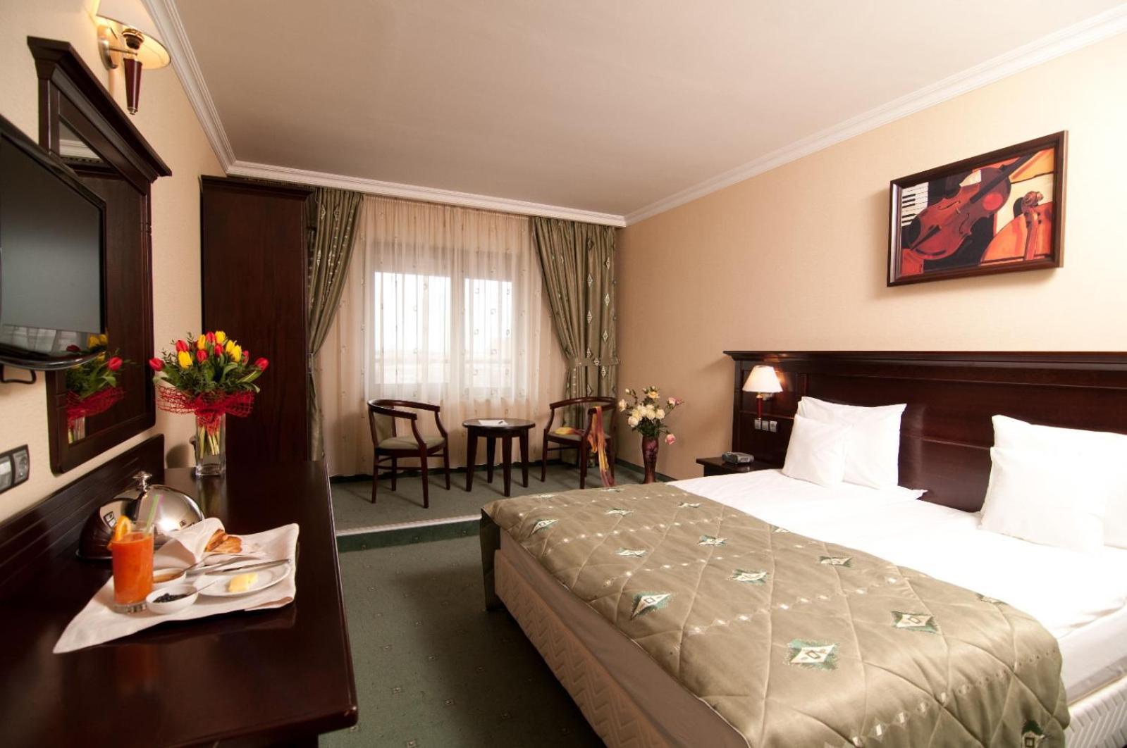 Hotel Rapsodia City Center Botoşani エクステリア 写真