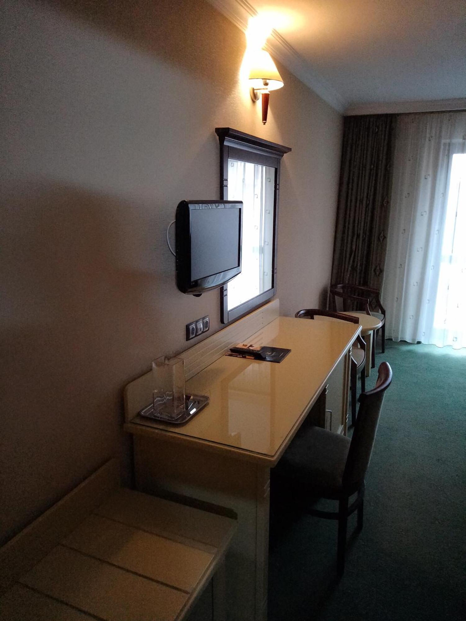 Hotel Rapsodia City Center Botoşani エクステリア 写真