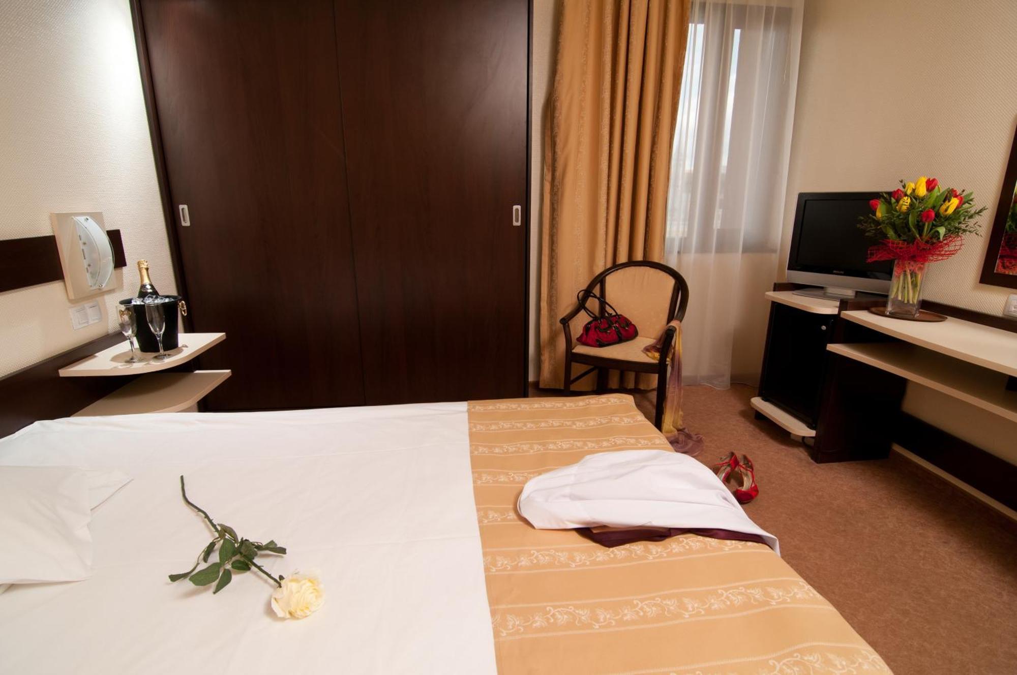 Hotel Rapsodia City Center Botoşani エクステリア 写真