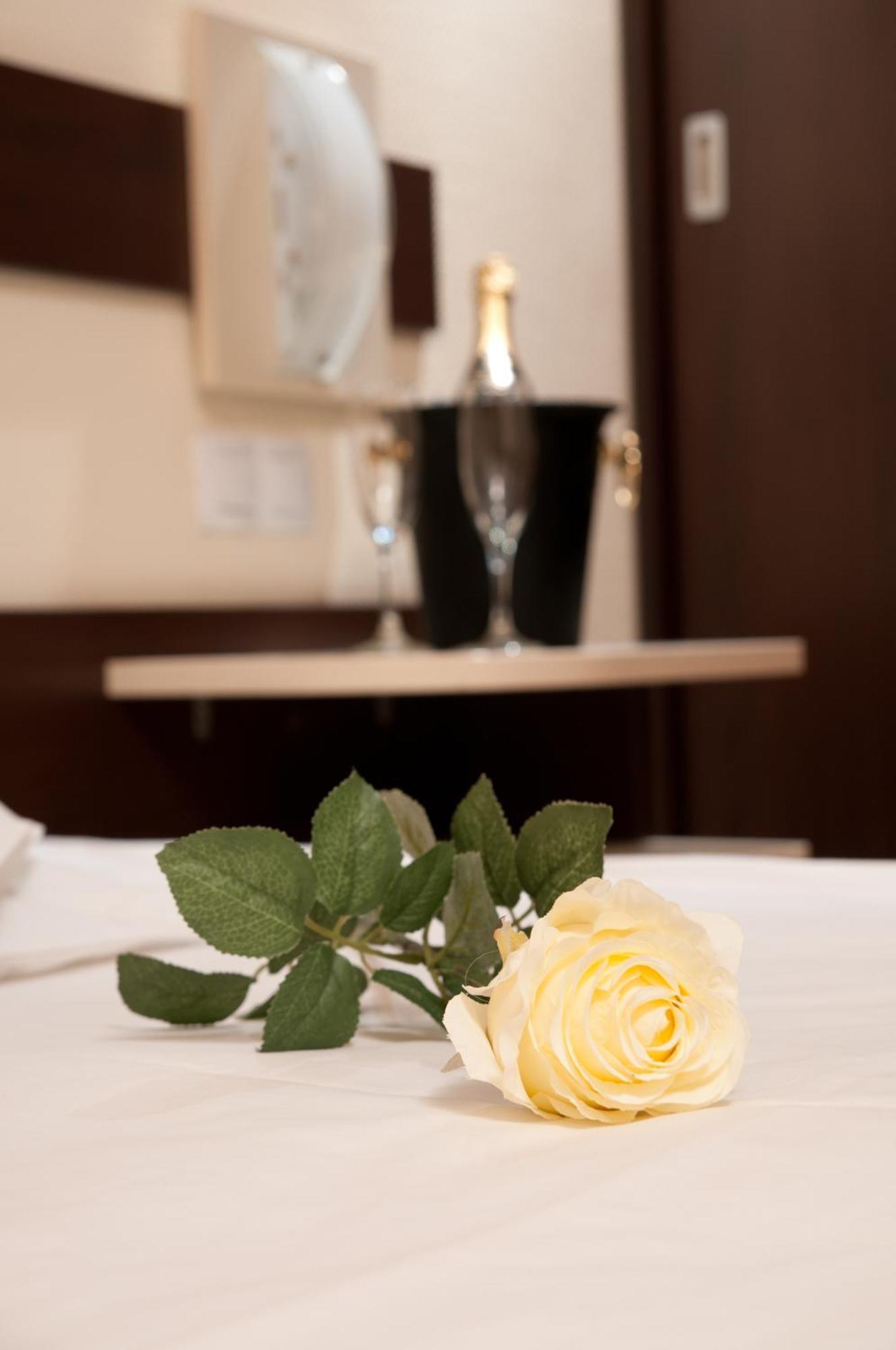 Hotel Rapsodia City Center Botoşani エクステリア 写真