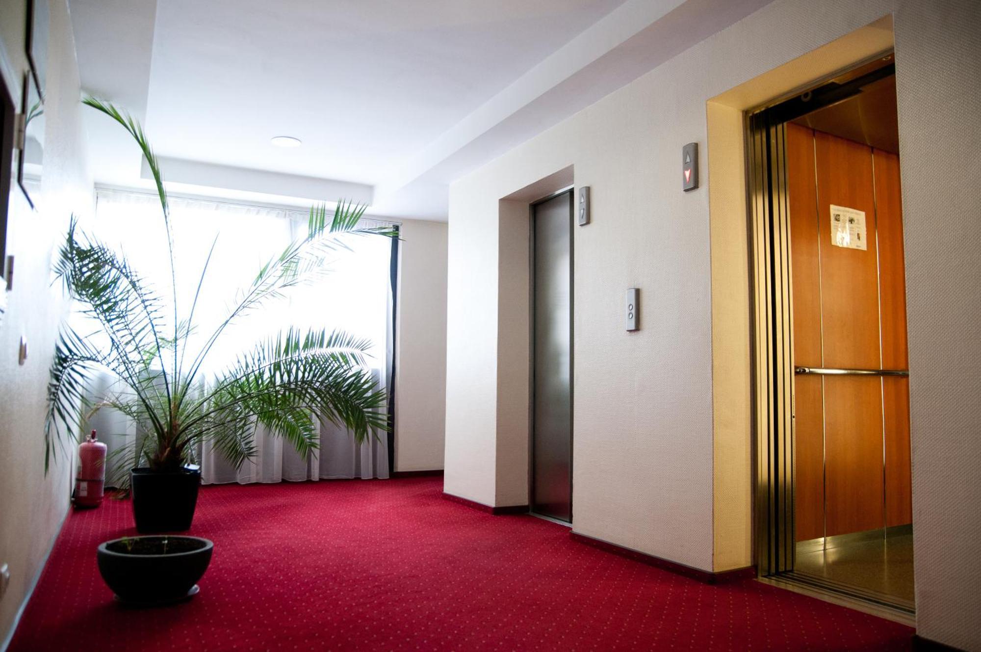 Hotel Rapsodia City Center Botoşani エクステリア 写真