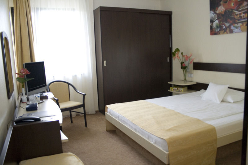 Hotel Rapsodia City Center Botoşani エクステリア 写真