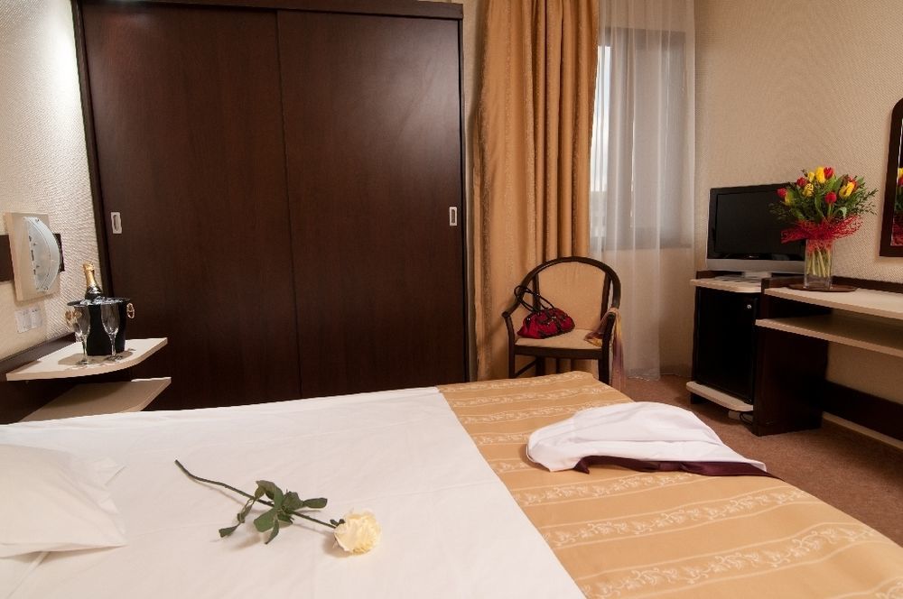 Hotel Rapsodia City Center Botoşani エクステリア 写真