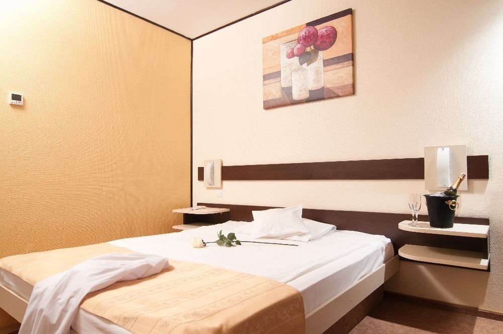 Hotel Rapsodia City Center Botoşani エクステリア 写真