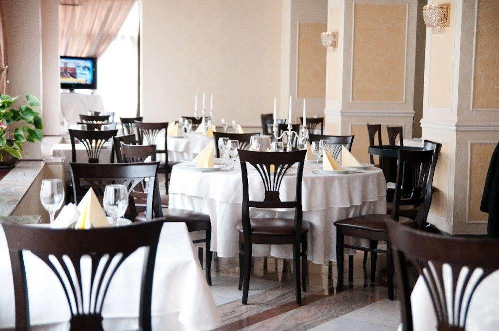 Hotel Rapsodia City Center Botoşani エクステリア 写真