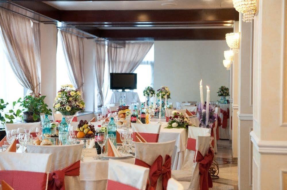 Hotel Rapsodia City Center Botoşani エクステリア 写真