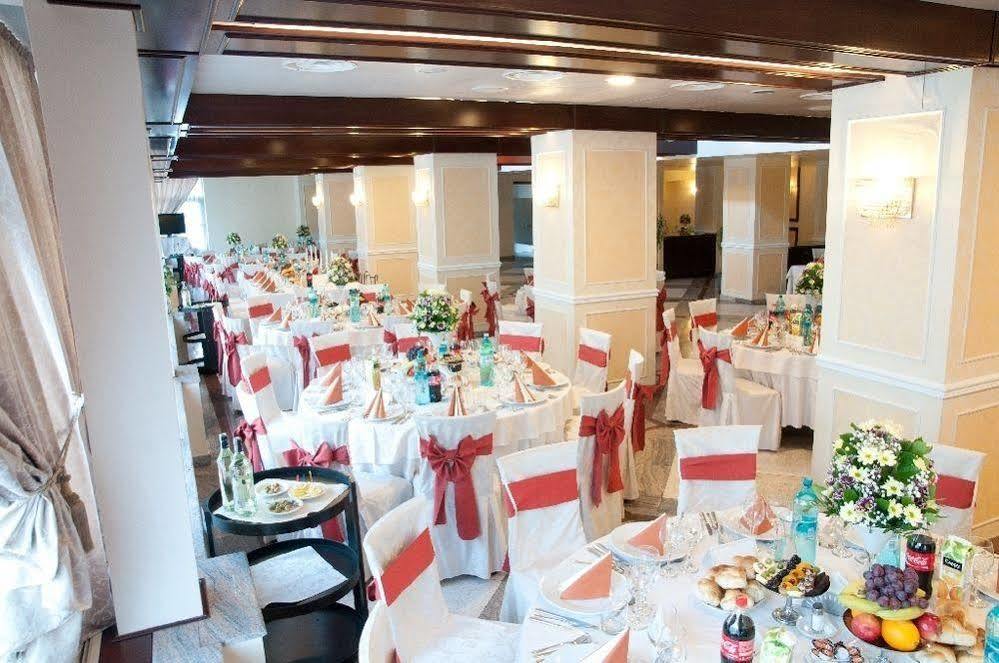 Hotel Rapsodia City Center Botoşani エクステリア 写真