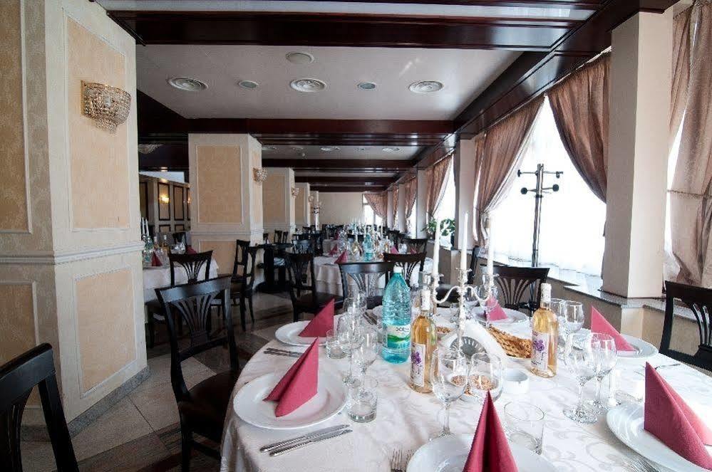 Hotel Rapsodia City Center Botoşani エクステリア 写真