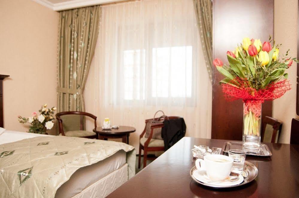 Hotel Rapsodia City Center Botoşani エクステリア 写真