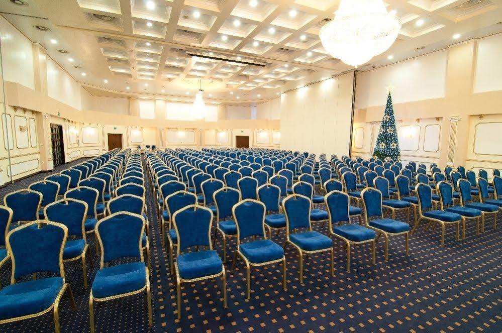 Hotel Rapsodia City Center Botoşani エクステリア 写真